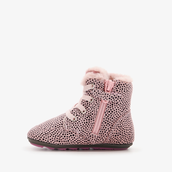 Groot gevoerde leren babyschoenen met stippen