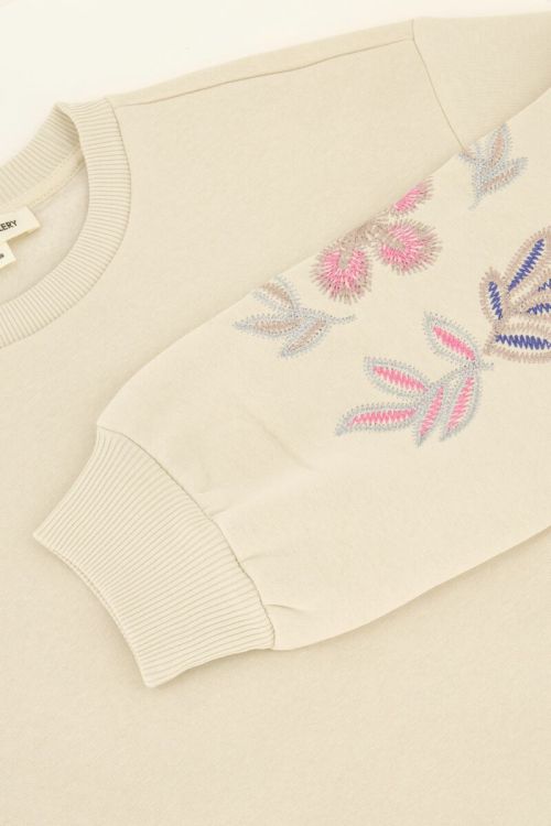 Beige sweater met embroidery