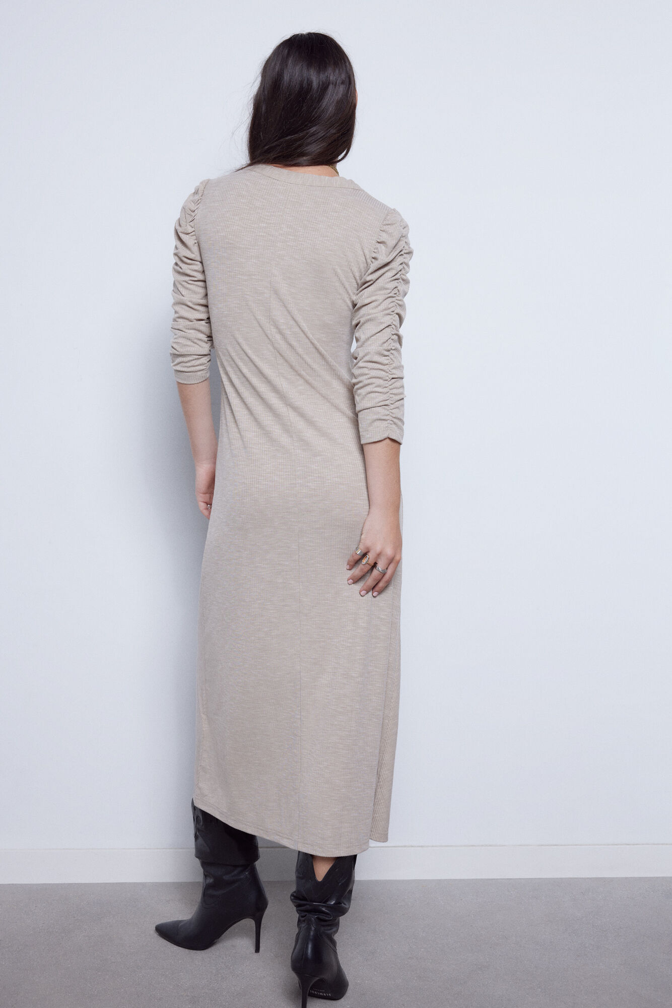 Vestido midi de tricô.