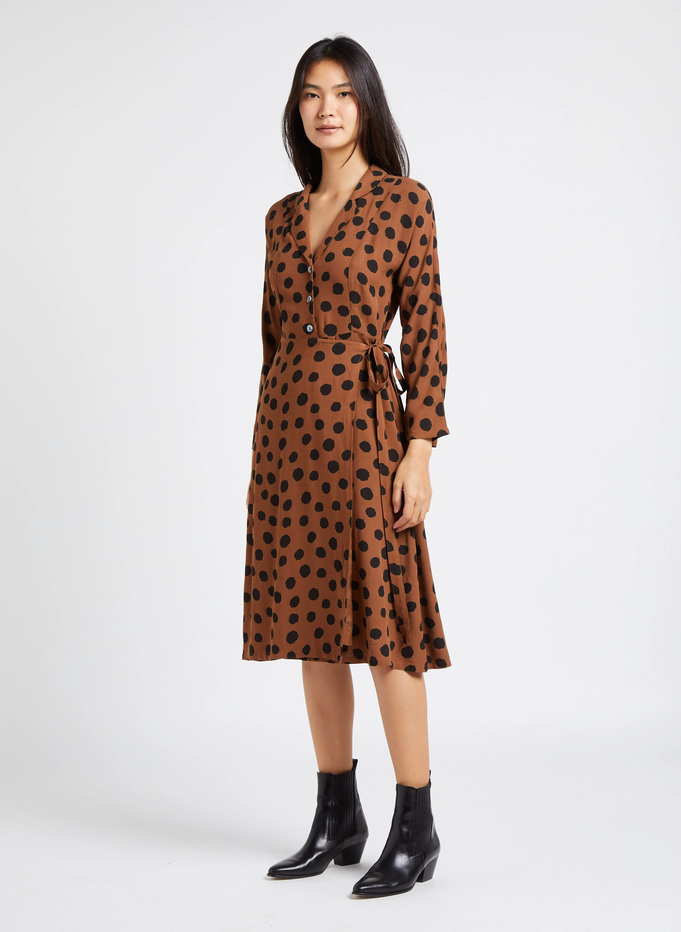 ROLIE - Robe midi évasée col tailleur imprimé | Marron