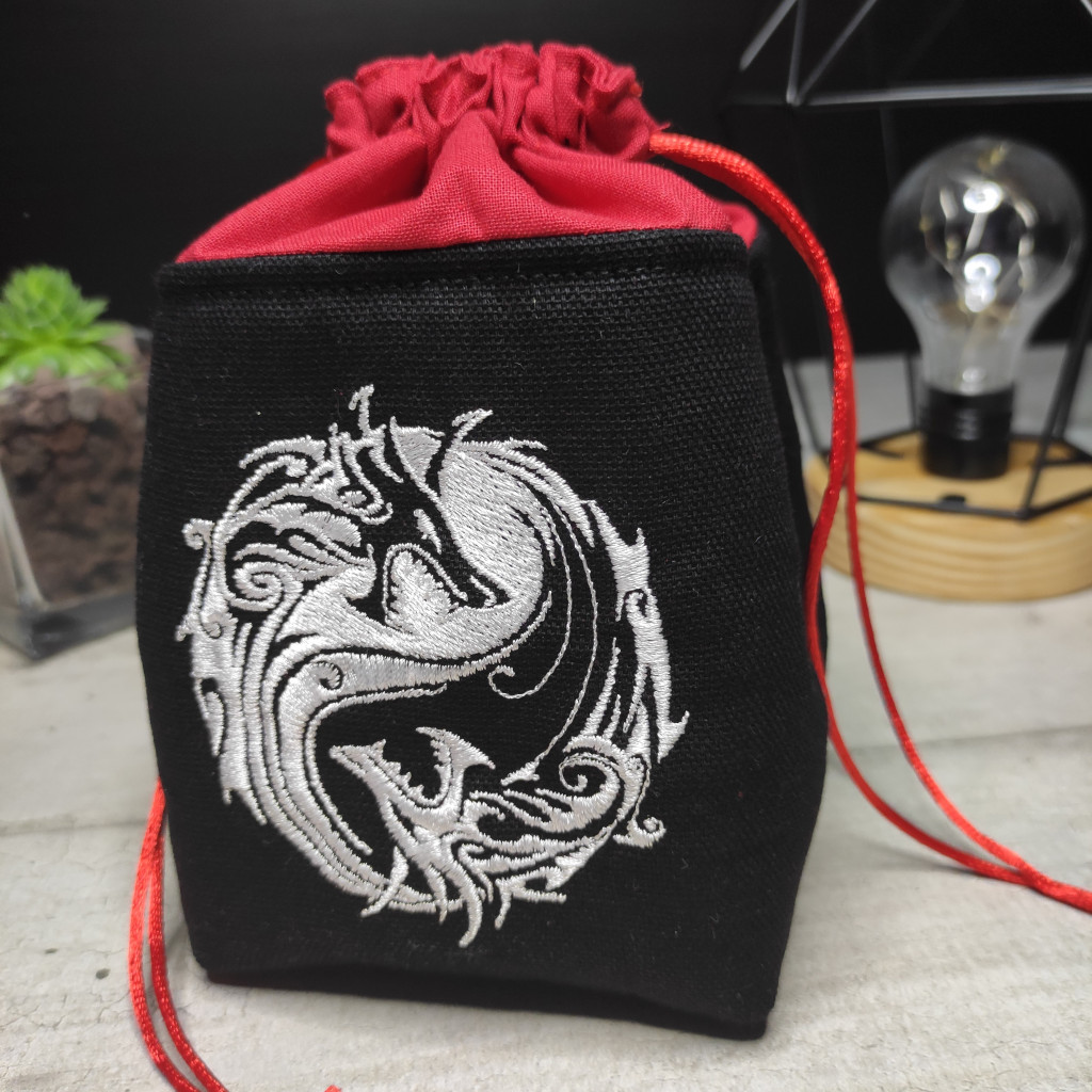 Bourse à dés carrée Noire et rouge - dragons Yin-Yang