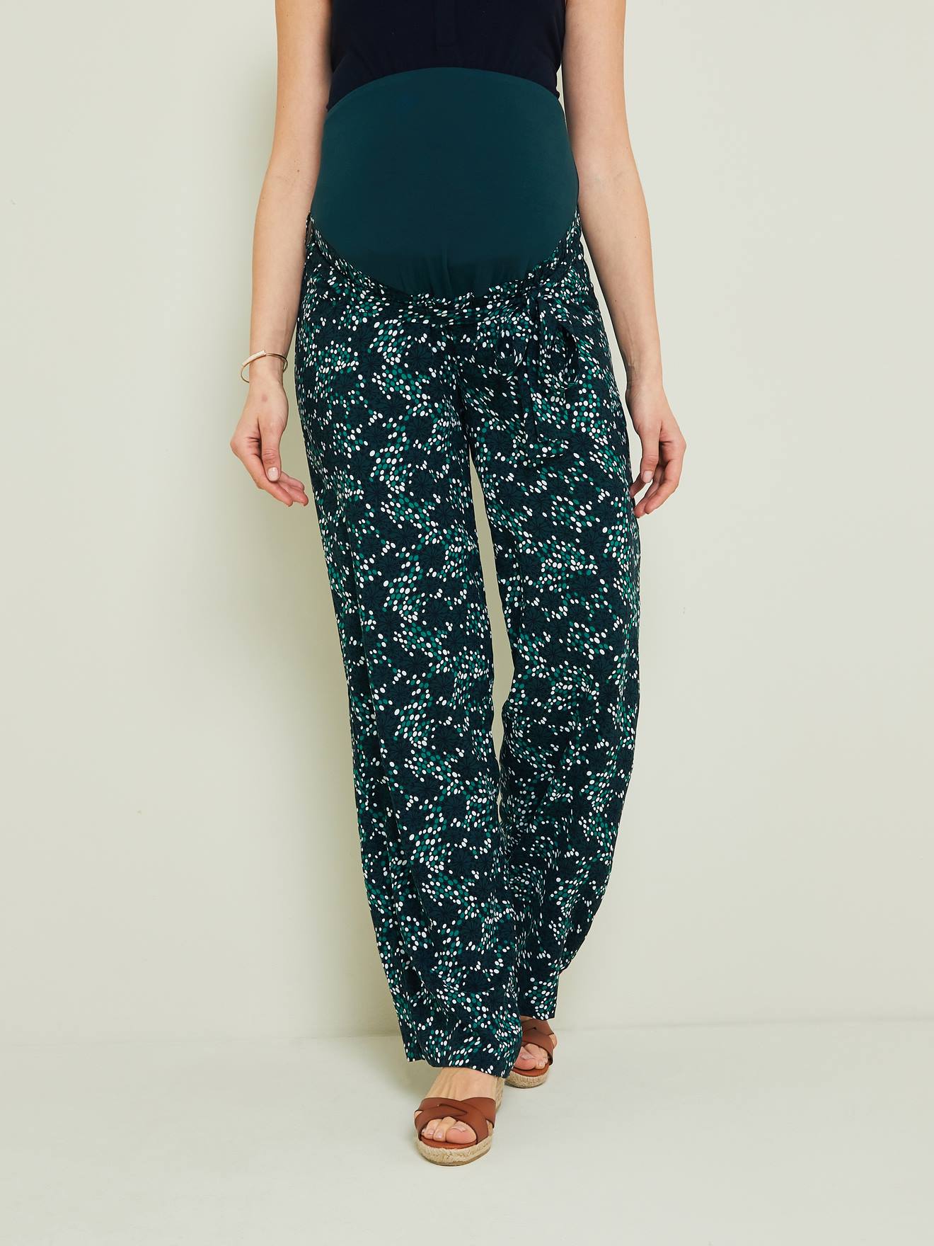 Calças de viscose para gestantes com estampa floral verde-escura.