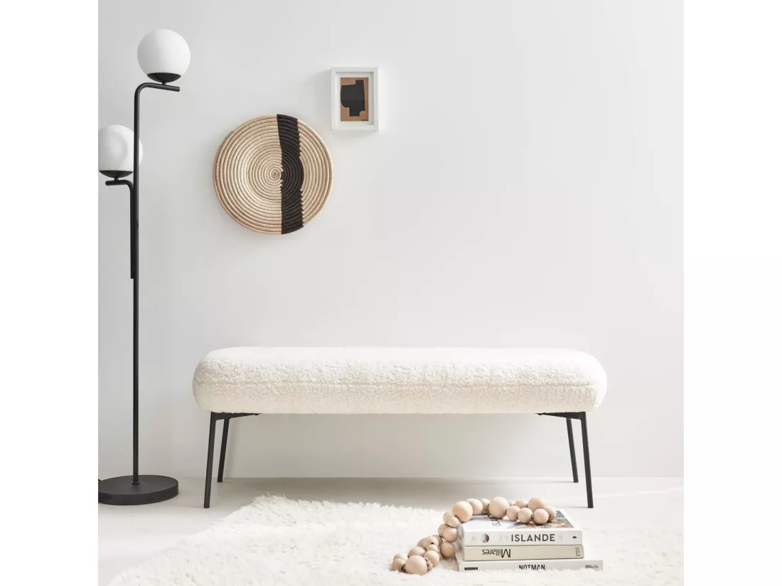 Banc. bout de lit avec revêtement bouclette. écru. pieds en métal noir. L 120 x P 41 x H 42.5cm