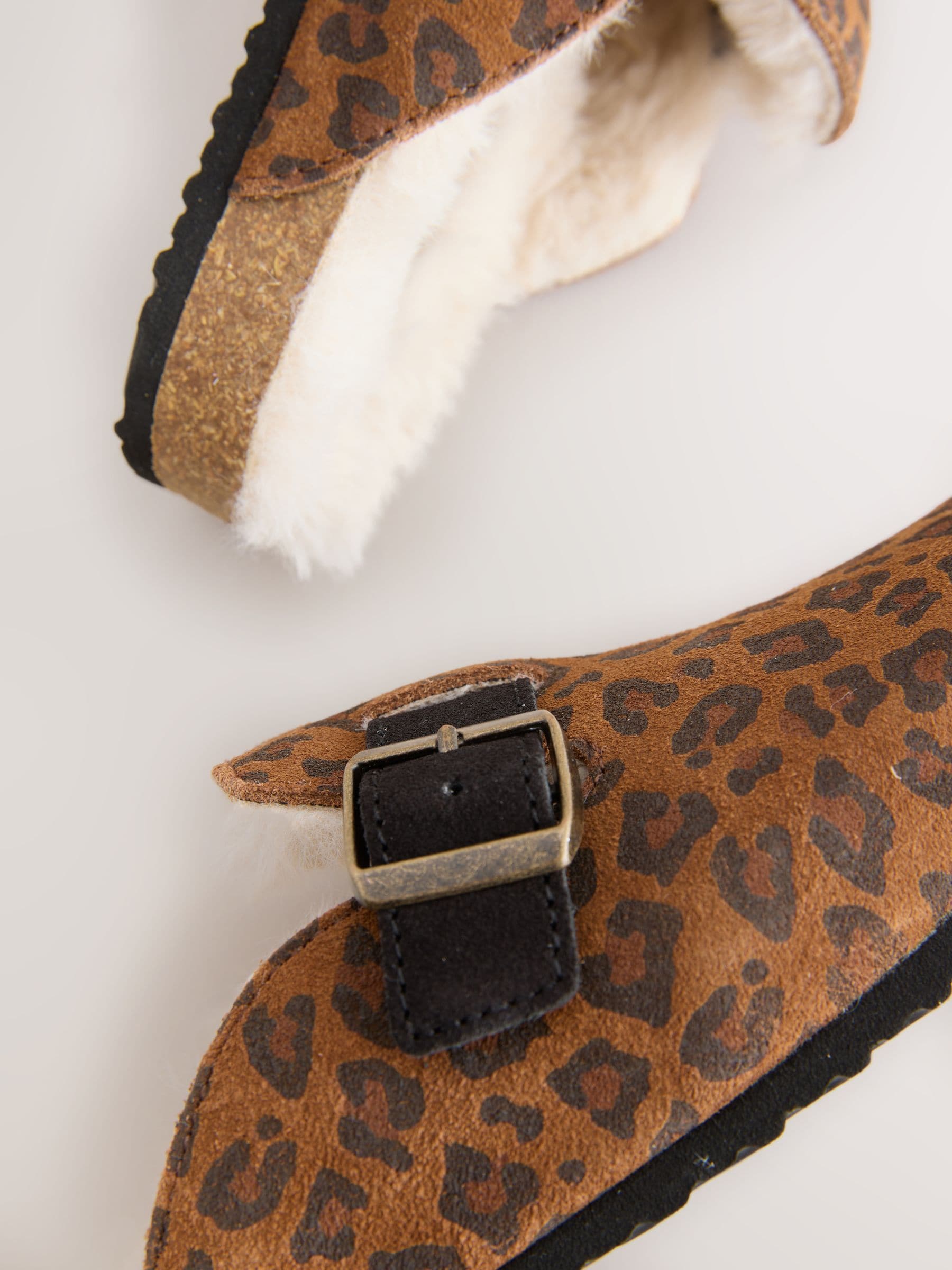 Bruin suède met luipaardprint - Slip-Ons Klompen