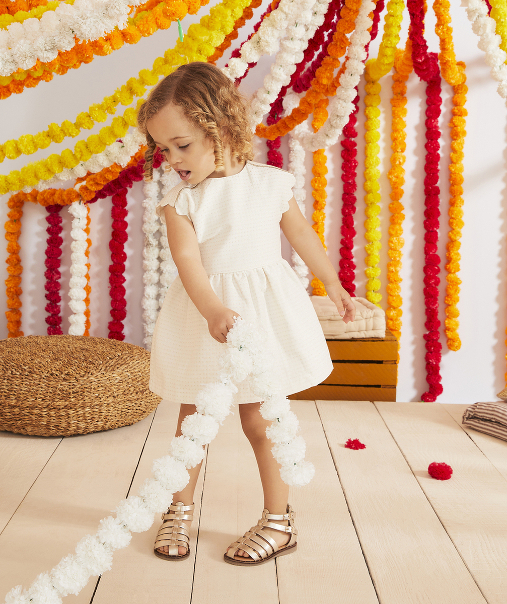 ROBE BÉBÉ FILLE ÉCRUE AVEC FRONCES ET POIDS COULEUR DORÉE