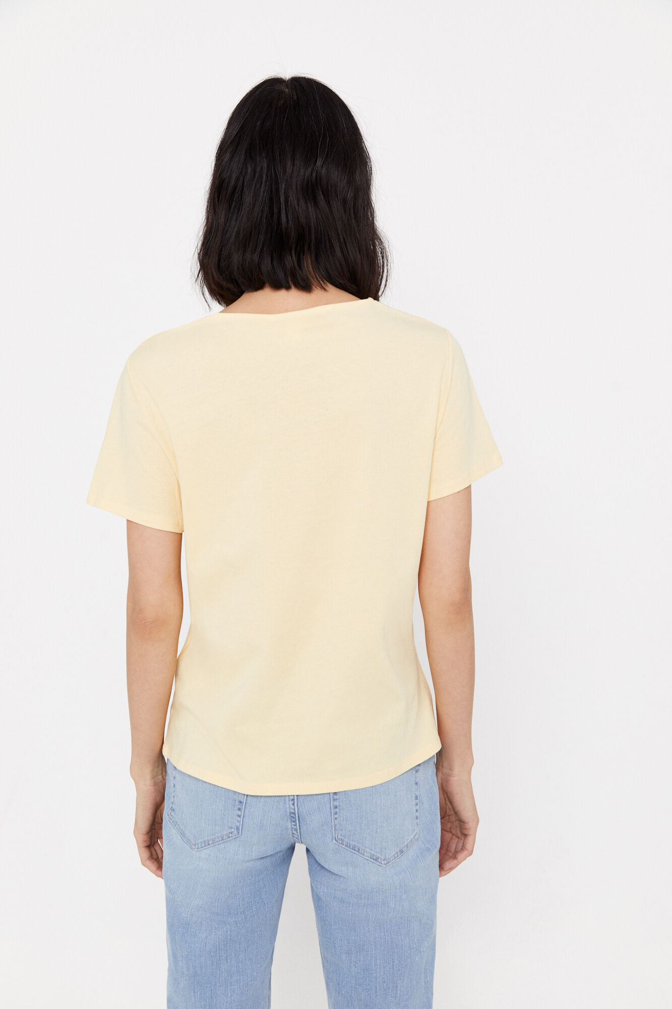 Camiseta amarela com bordado de borboletas