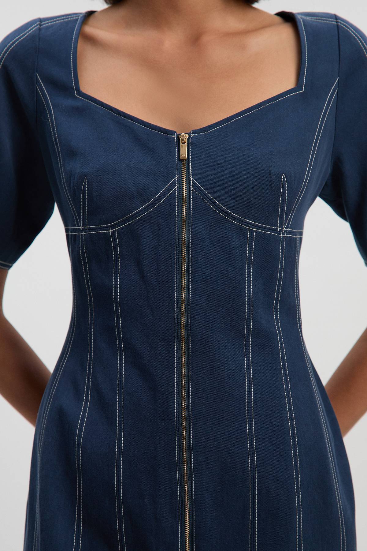 KarenMillen Robe Midi Tissée Petite En Tencel Et Coton Avec Surpiqûres Contrastées Et Fermeture Éclair Devant