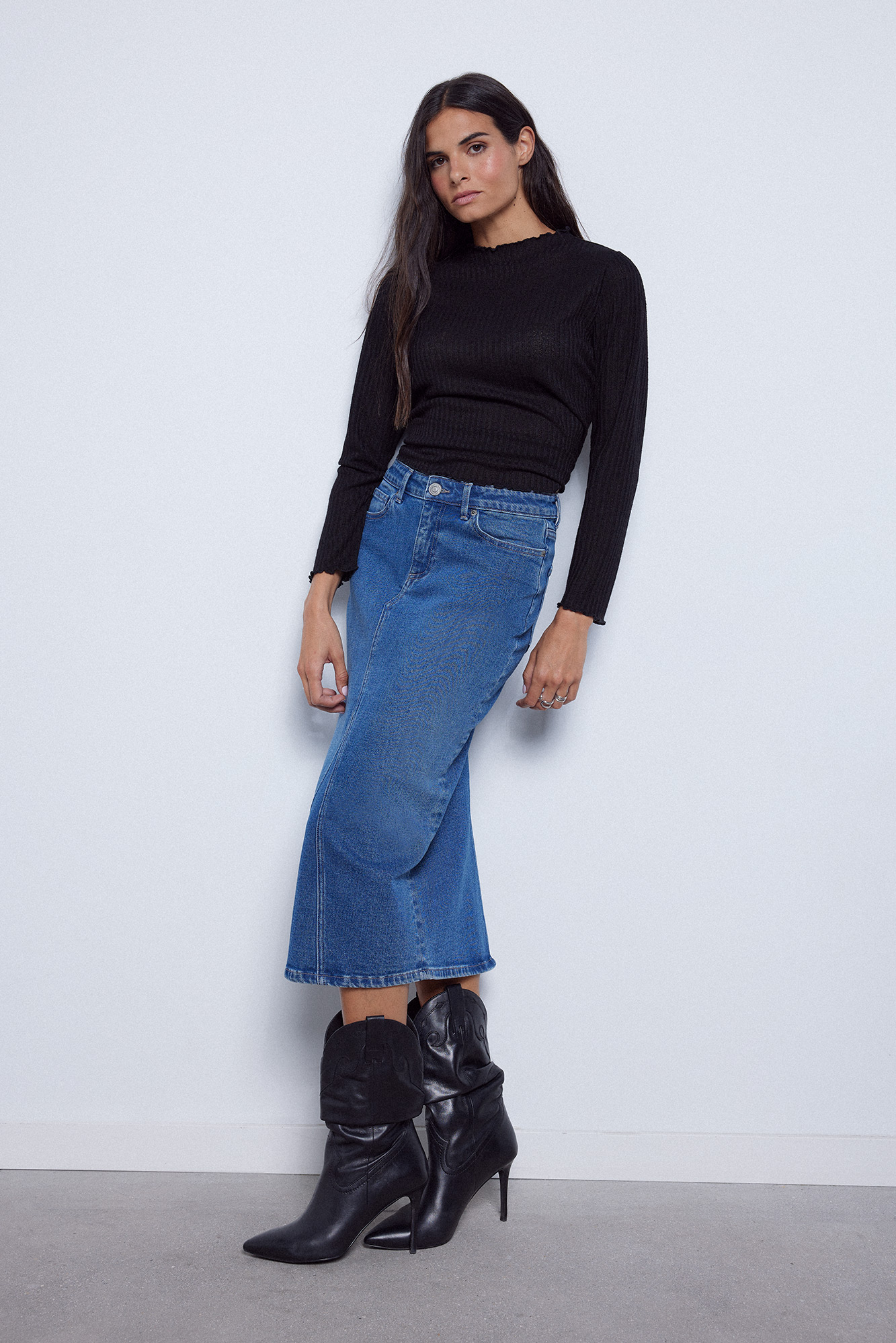 saia midi jeans