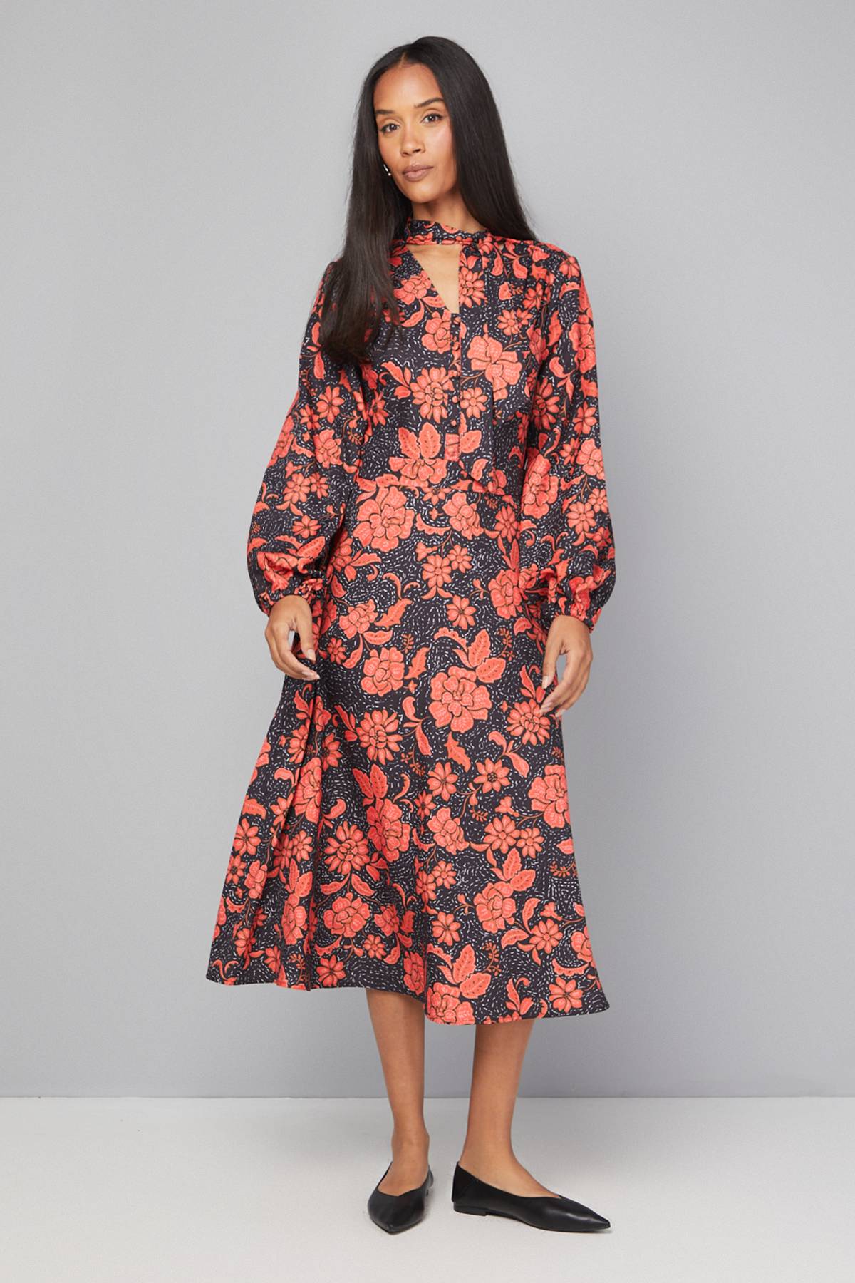 Wallis Robe Midi Florale à Col Noué avec Boutons