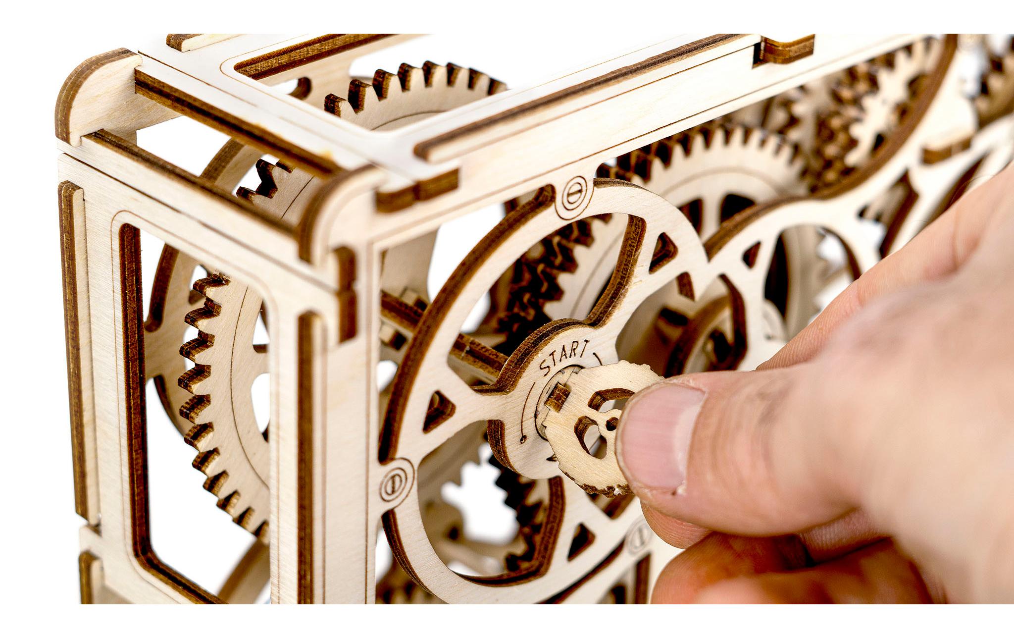 Tiny Adventures – Kinetic Picture HolzbausatzKinetisches Bild mit beweglichen Elementen, angetrieben von Gummimotor