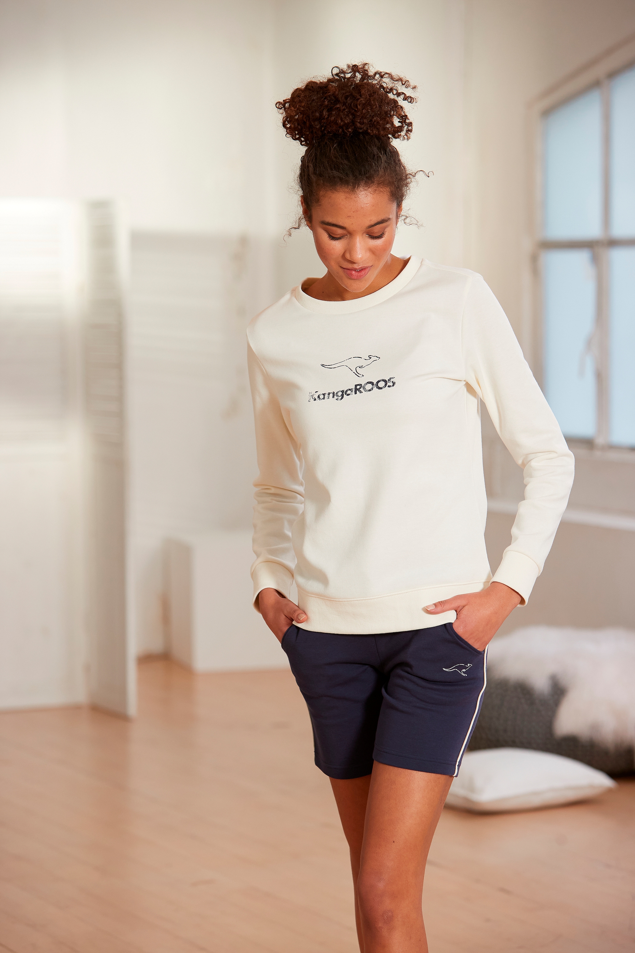 KangaROOS Sweatshirt , mit Kontrastfarbenem Logodruck, Loungeanzug