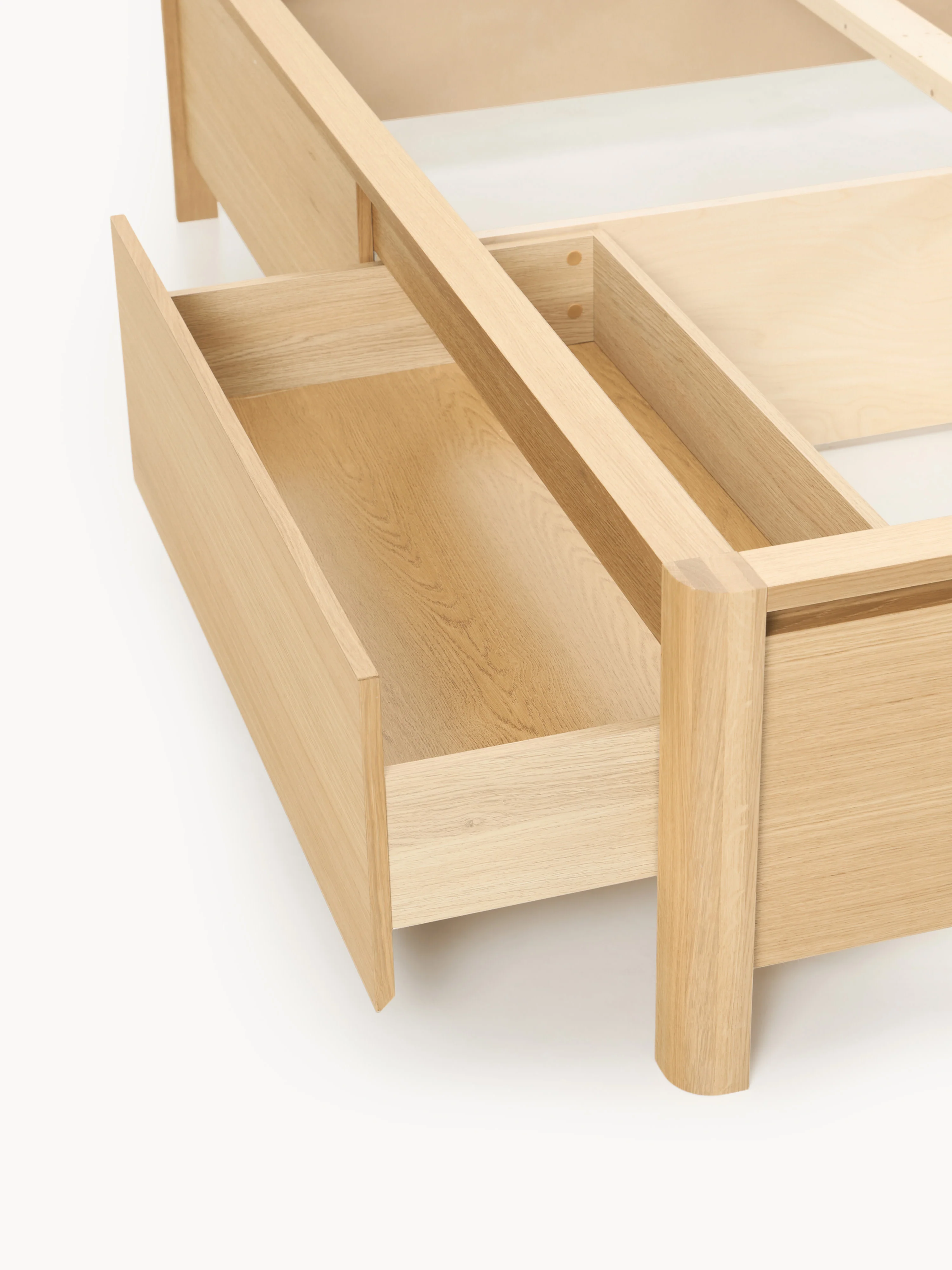 Houten bedframe Santiago met gestoffeerd hoofdeinde en lades