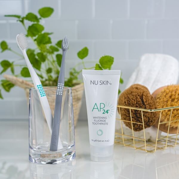 AP-24 Whitening Fluoride Zahnpasta
