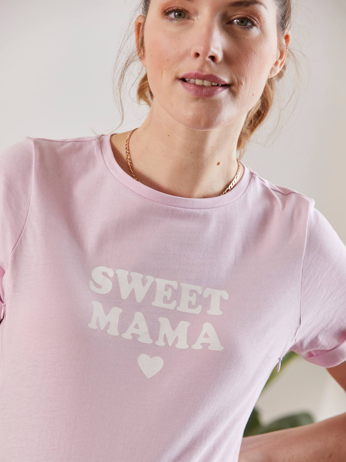 Camiseta com mensagem sobre gravidez e amamentação, feita de algodão orgânico, lilás claro, lisa com estampas.