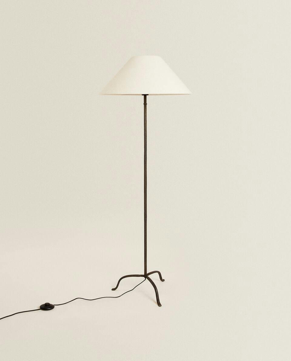 LUMINÁRIA COM BASE DE TRIPÉ