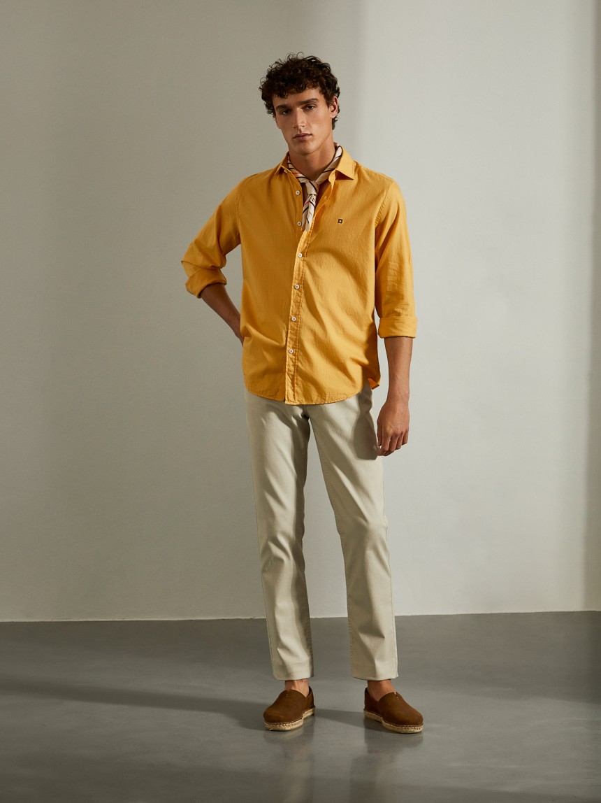 Camisa slim fit em tecido popelina