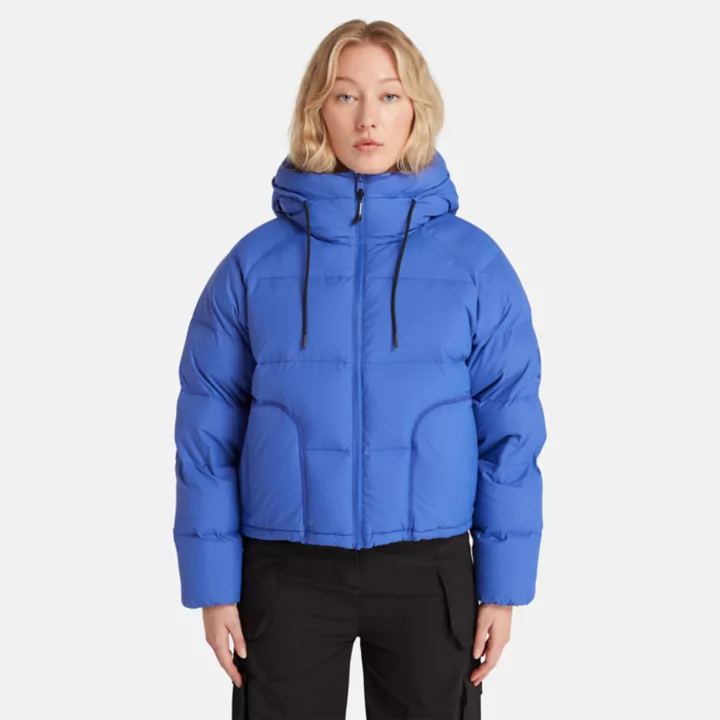 Jaqueta puffer feminina de plumas recicladas na cor azul.