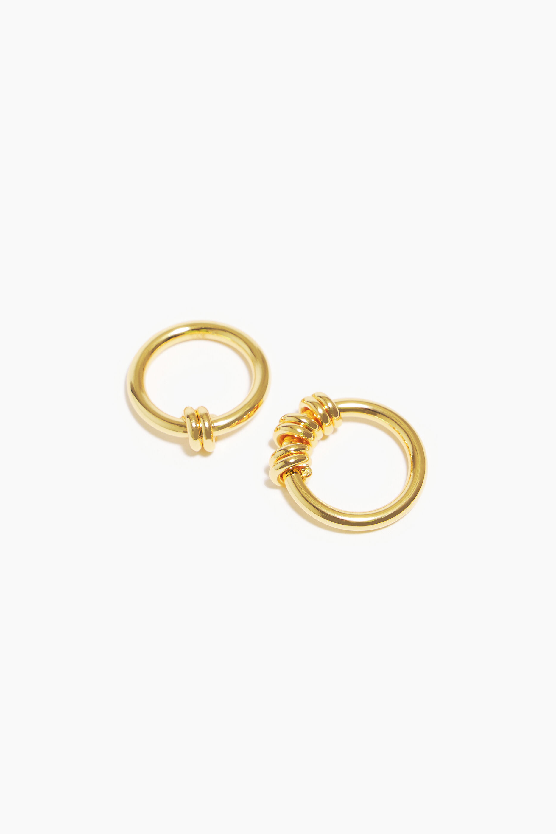 Conjunto de anéis espirais dourados