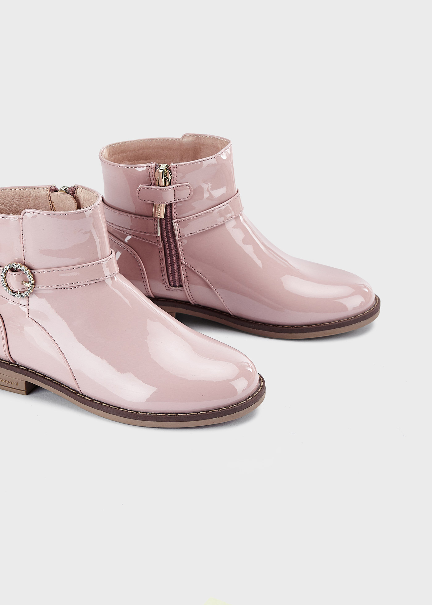 Botas de cano curto em verniz para meninas