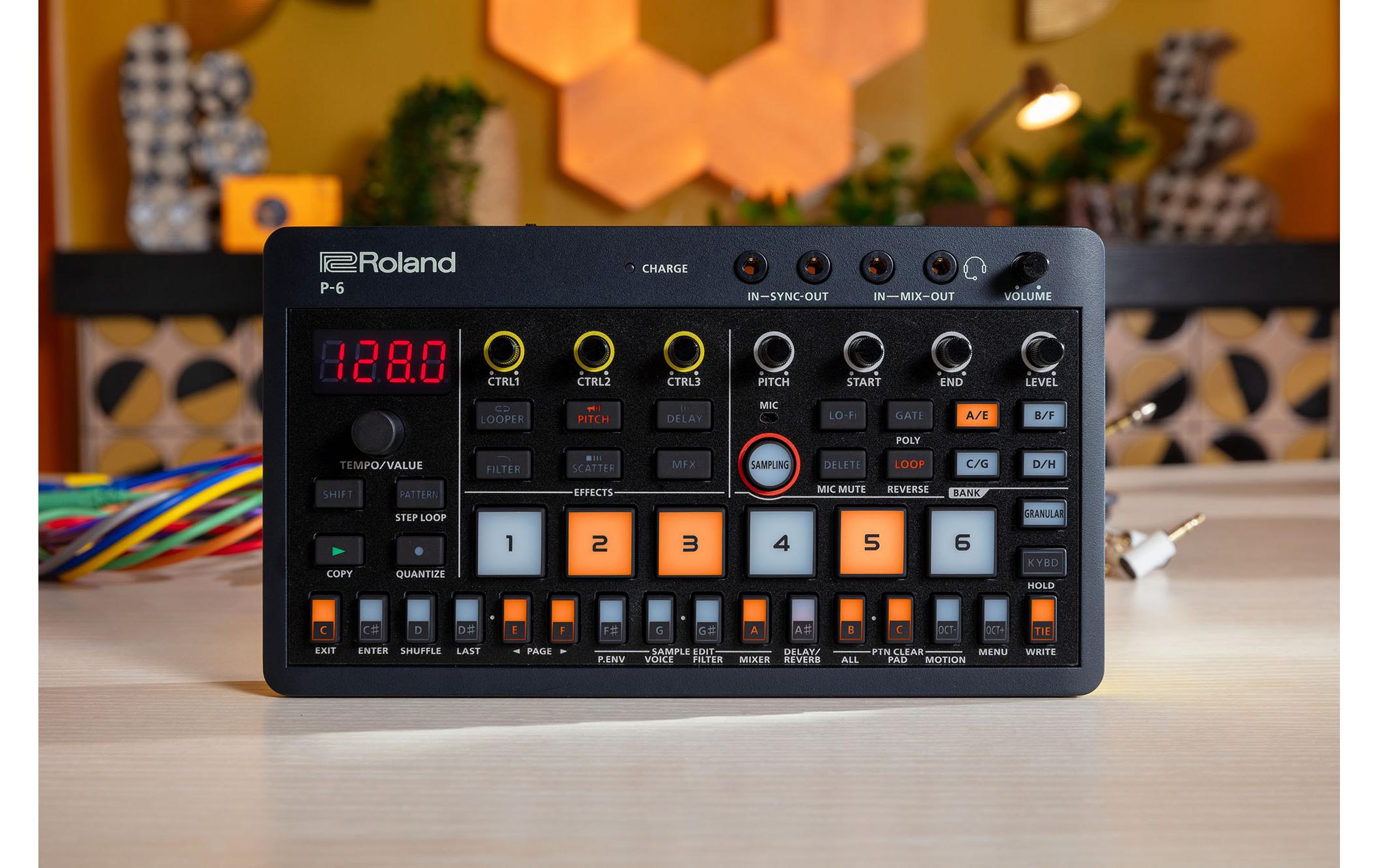 Synthesizer AIRA P-6 Creative Sampler<br>Kombiniert die berühmte Roland Sampling-Technologie mit fortschrittlichem Granular-Sounddesign und einem leistungsstarken Sequenzer in einem Gerät im Taschenformat
