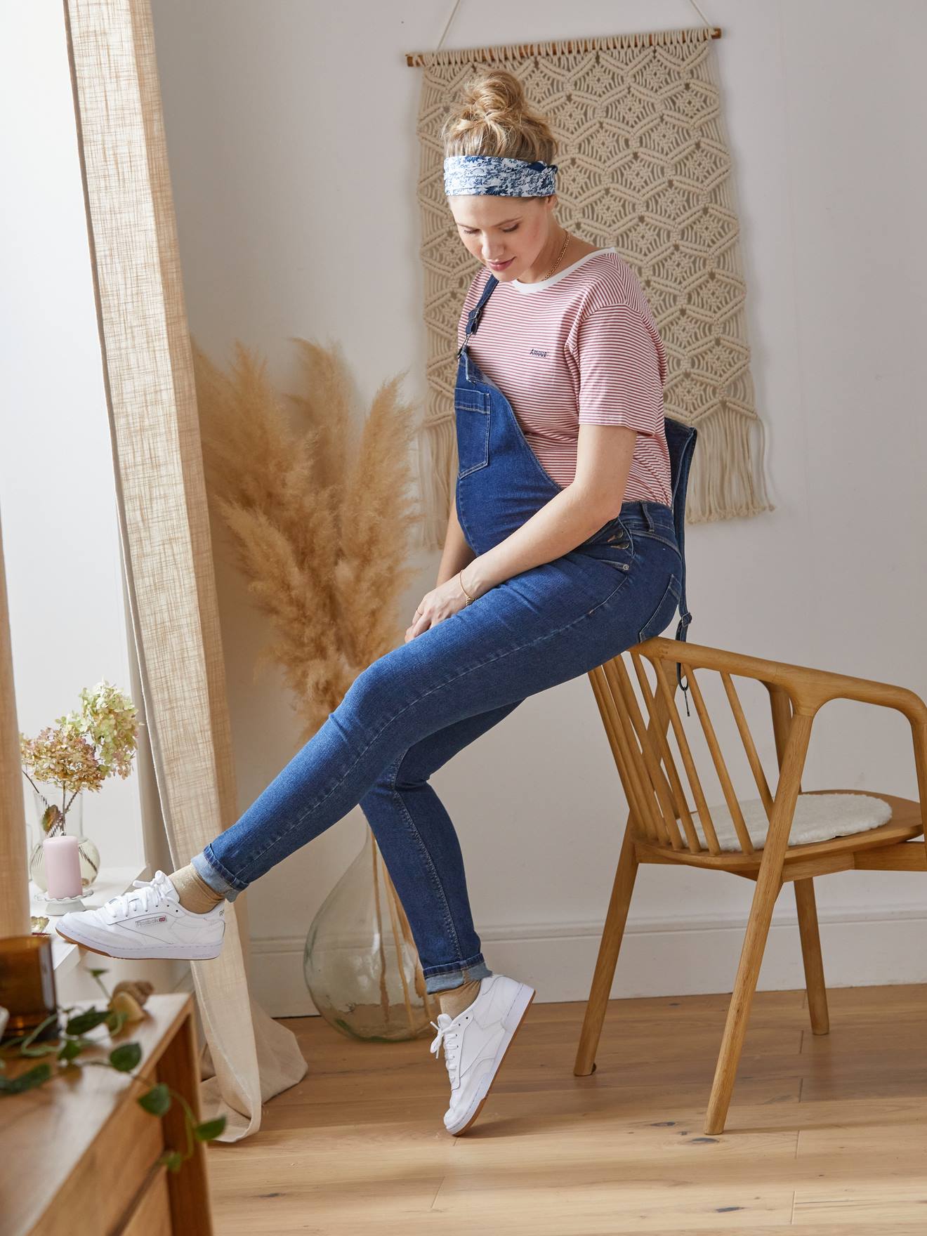 Jardineira de maternidade lisa em denim elástico azul escuro