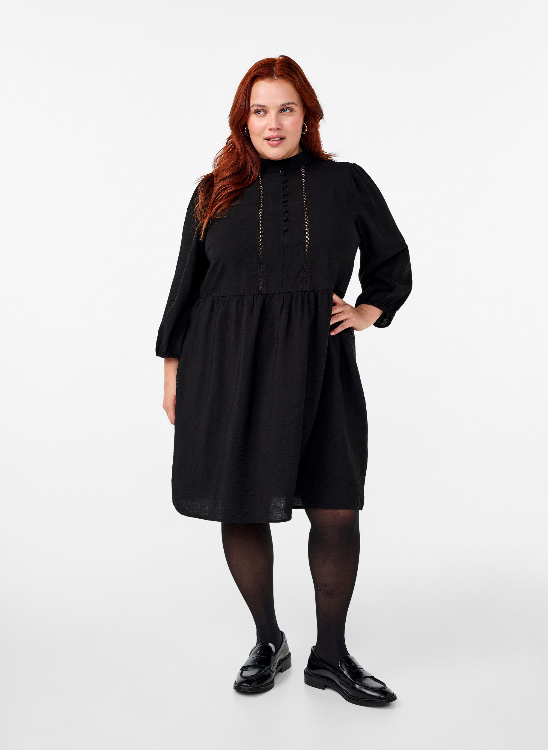 Knælang kjole med broderi og 3/4 ærmer