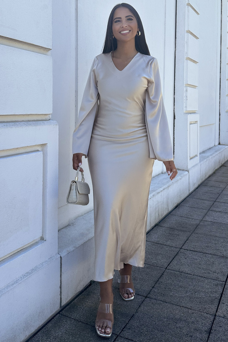 Robe longue beige satinée et fluide