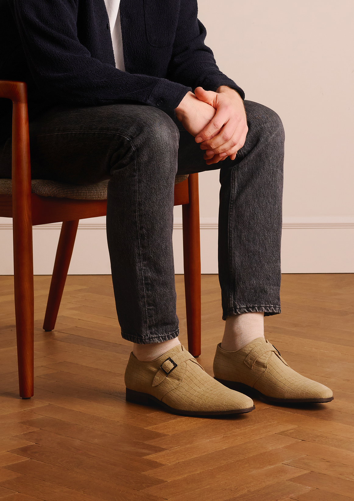 Beige suède gespschoenen met print