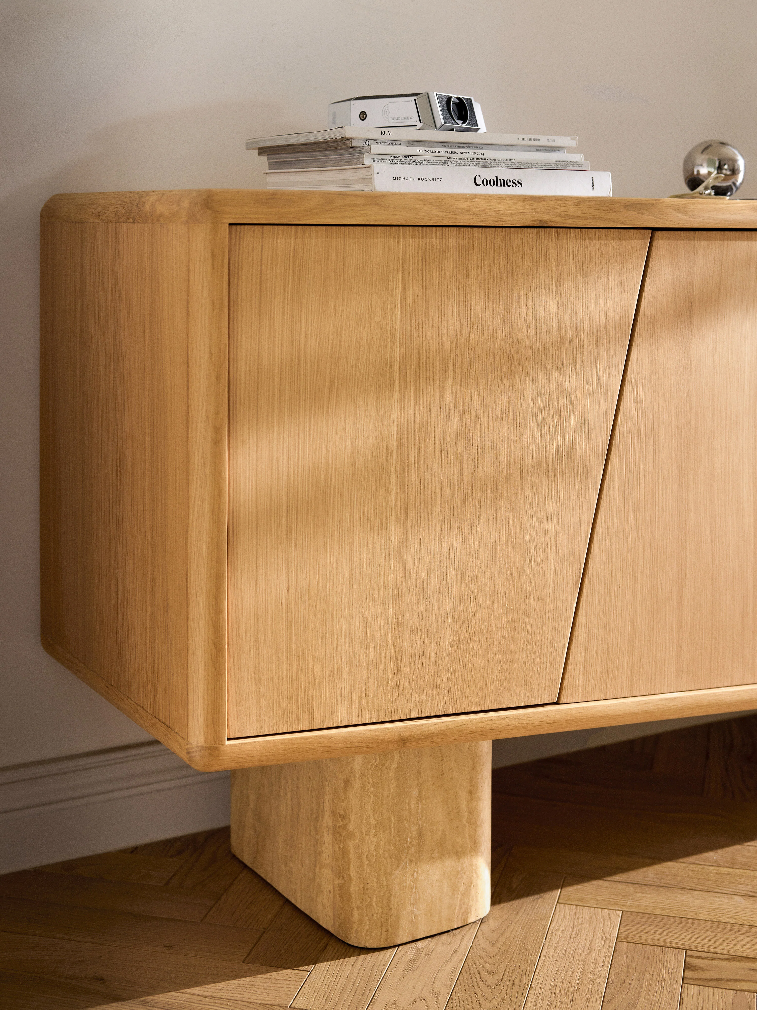 Houten dressoir Tundra met travertijn poten