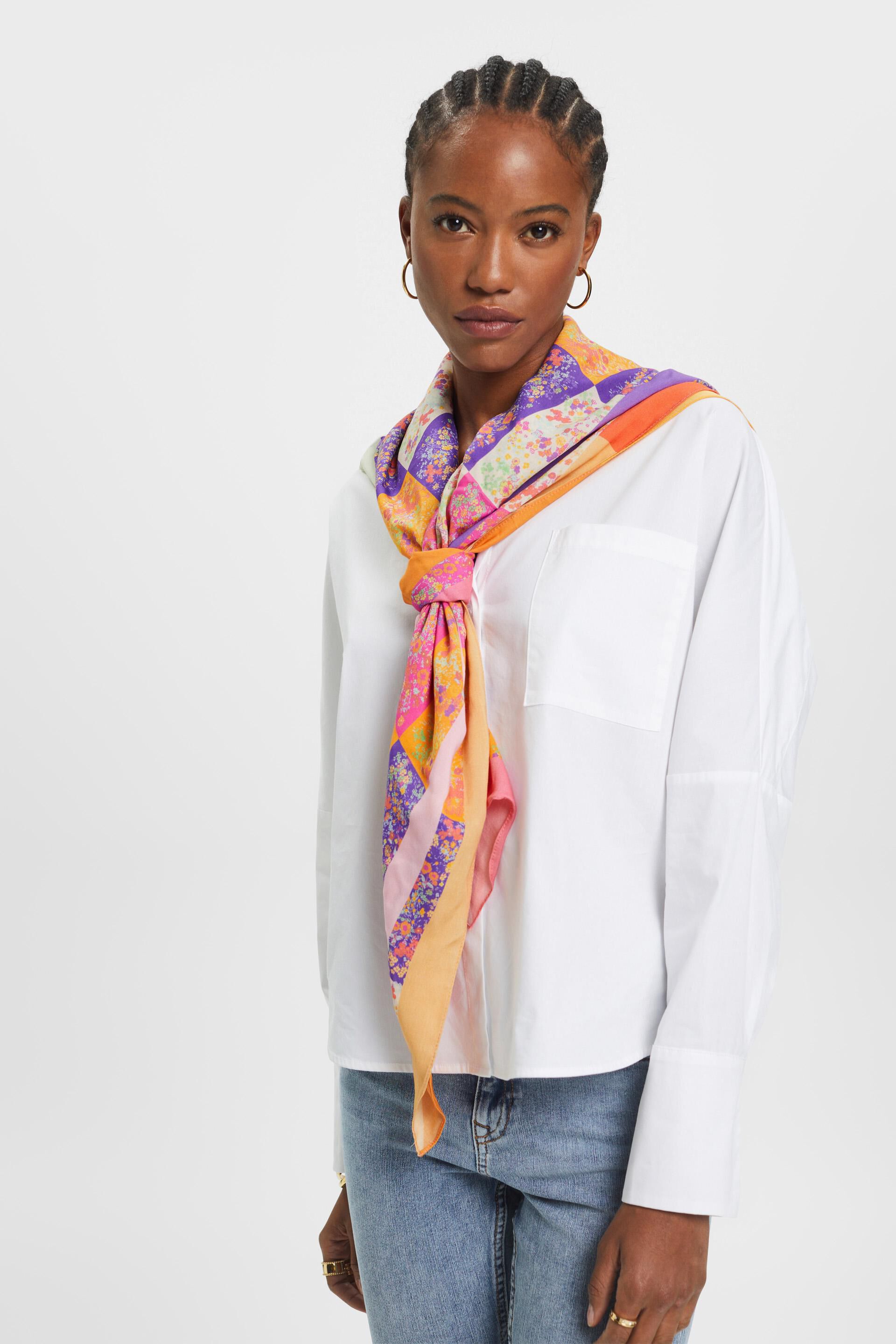 Foulard carré animé d’un motif floral multicolore