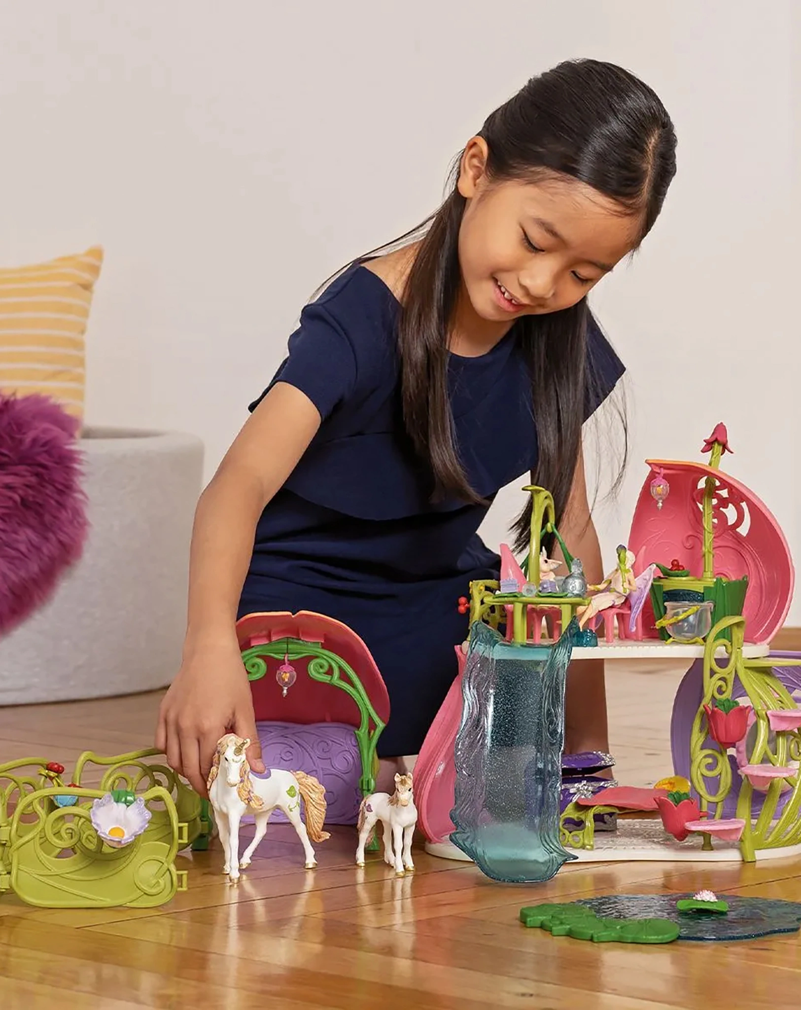 schleich® 42445 Bayala – Glitzerndes Blütenhaus mit Einhörnern, See und Stall