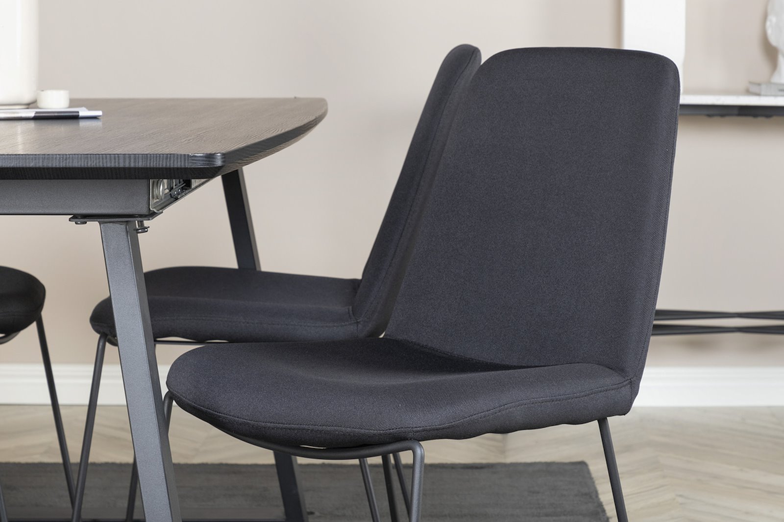 Muce Spsiestol. Sett av 2. Sett av 2. Sort tekstil med sorte metal understell.