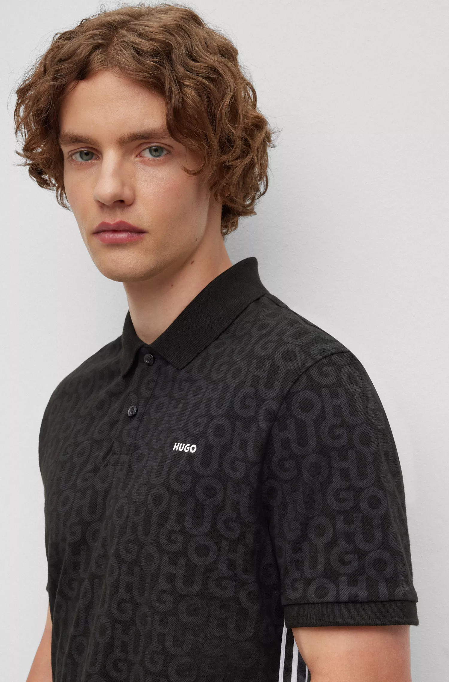 Camisa polo HUGO vermelha em piqué de algodão com estampa de monograma por toda a peça.