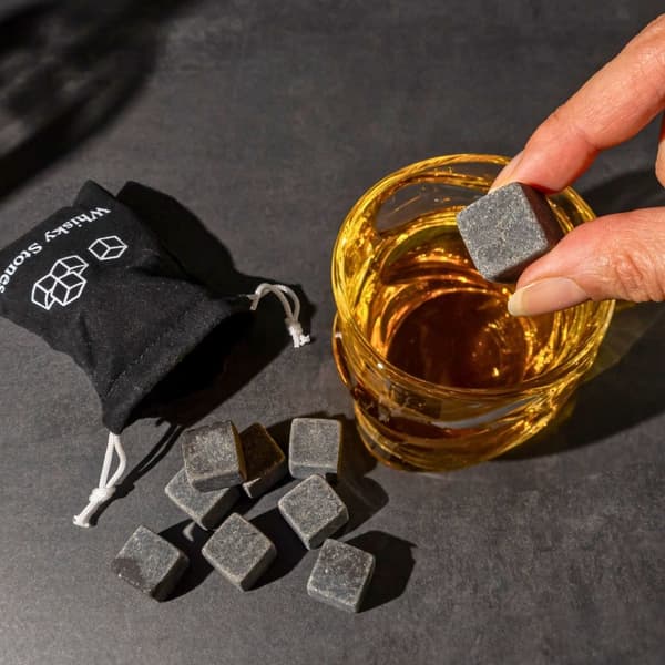 Whiskey Stones gjenbrukbare isbiter i rustfritt stål med oppbevaringsboks som er perfekt for kjøling av whisky