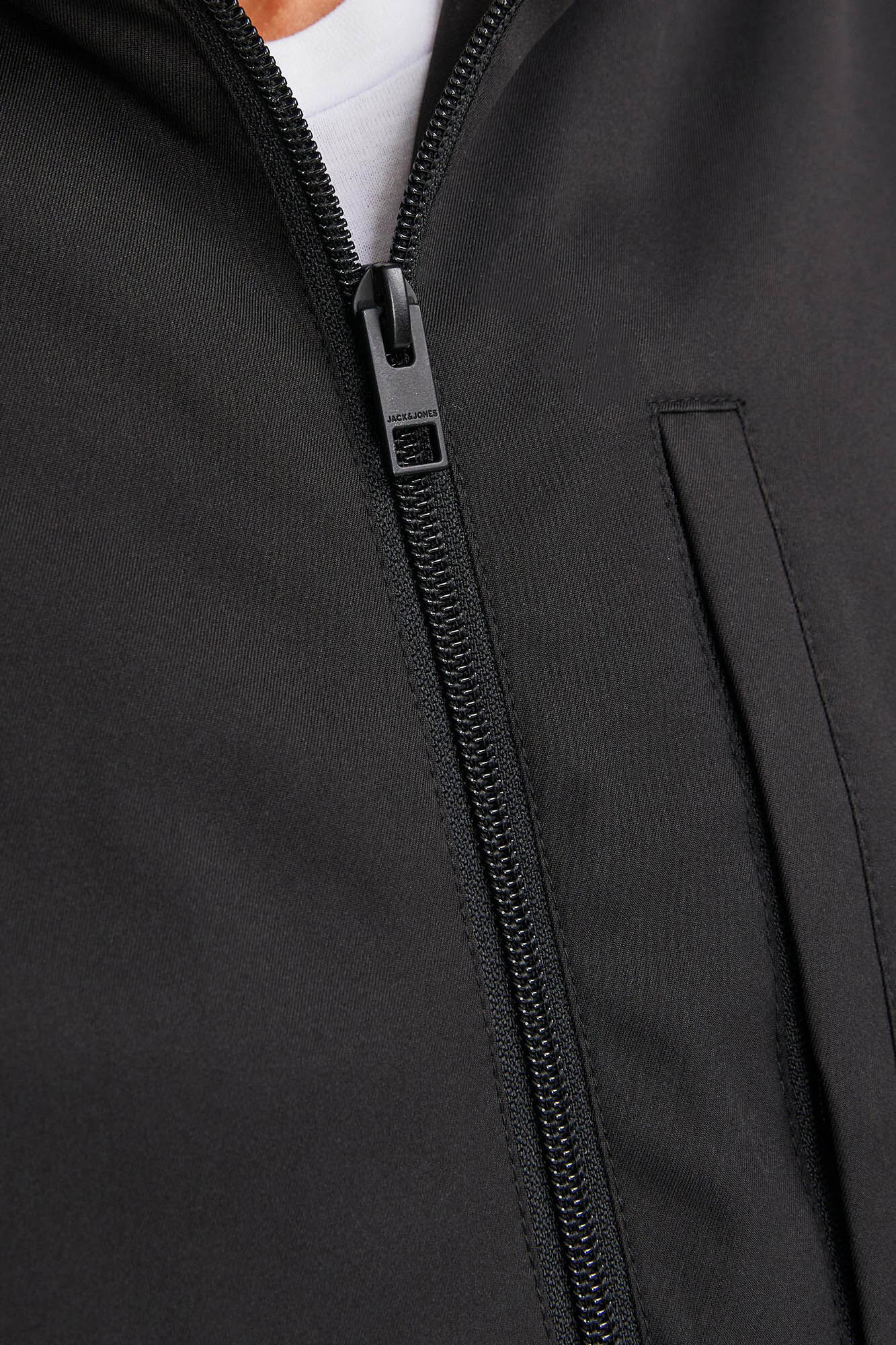 Jaqueta softshell color block com capuz.