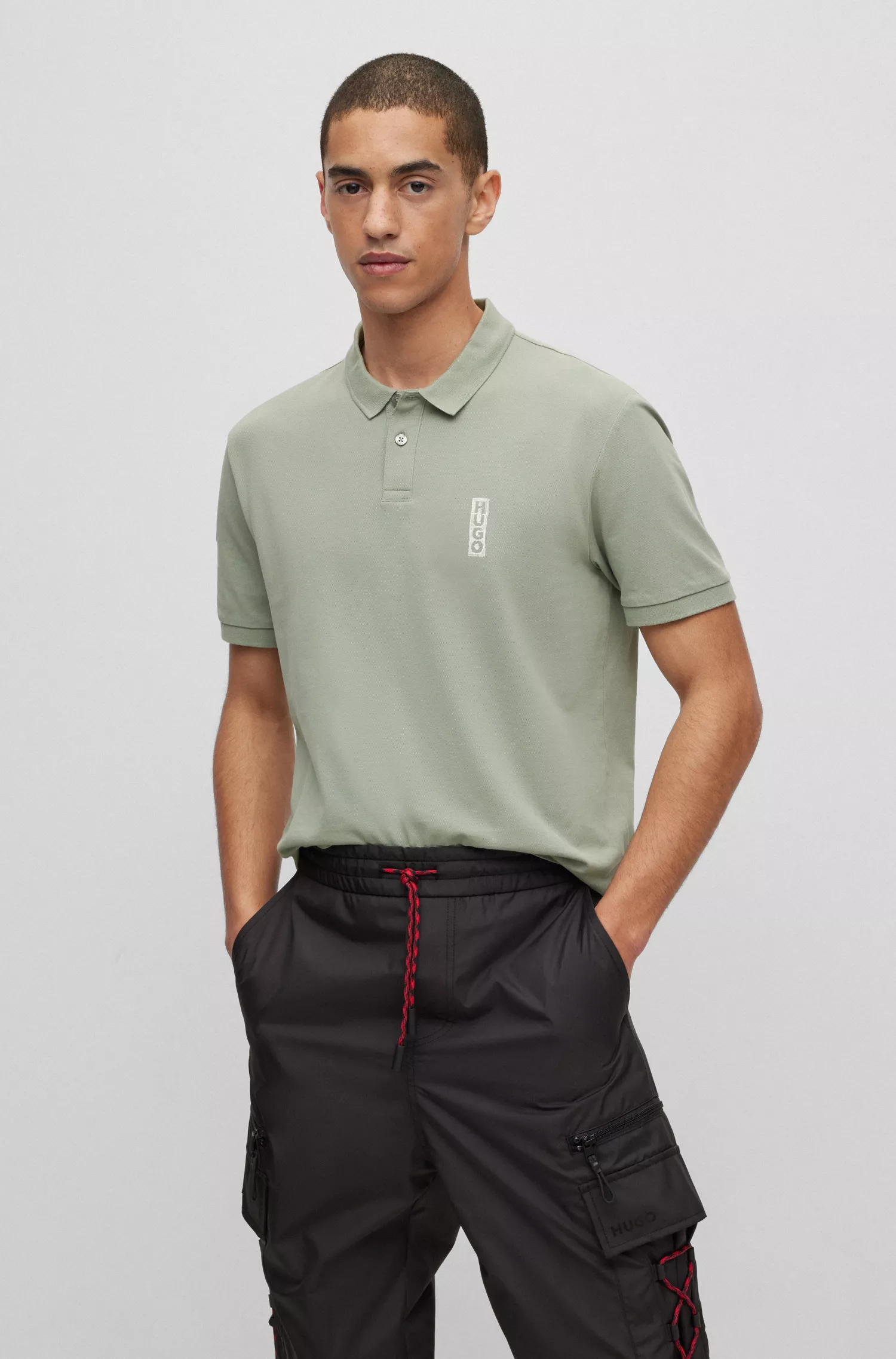 Camisa polo HUGO vermelha em piqué de algodão com logotipo inspirado em marcador.