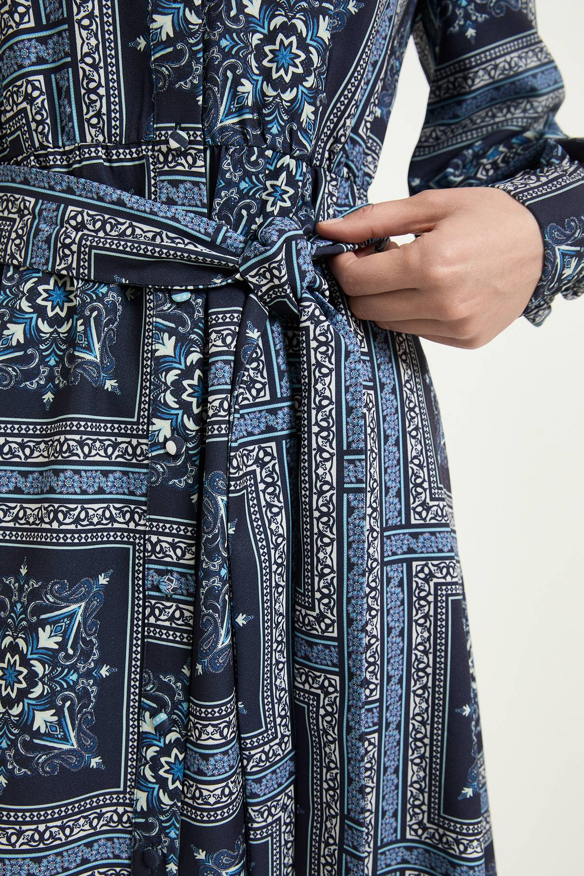 Wallis Robe Chemise Mi-longue À Imprimé Foulard Avec Ceinture