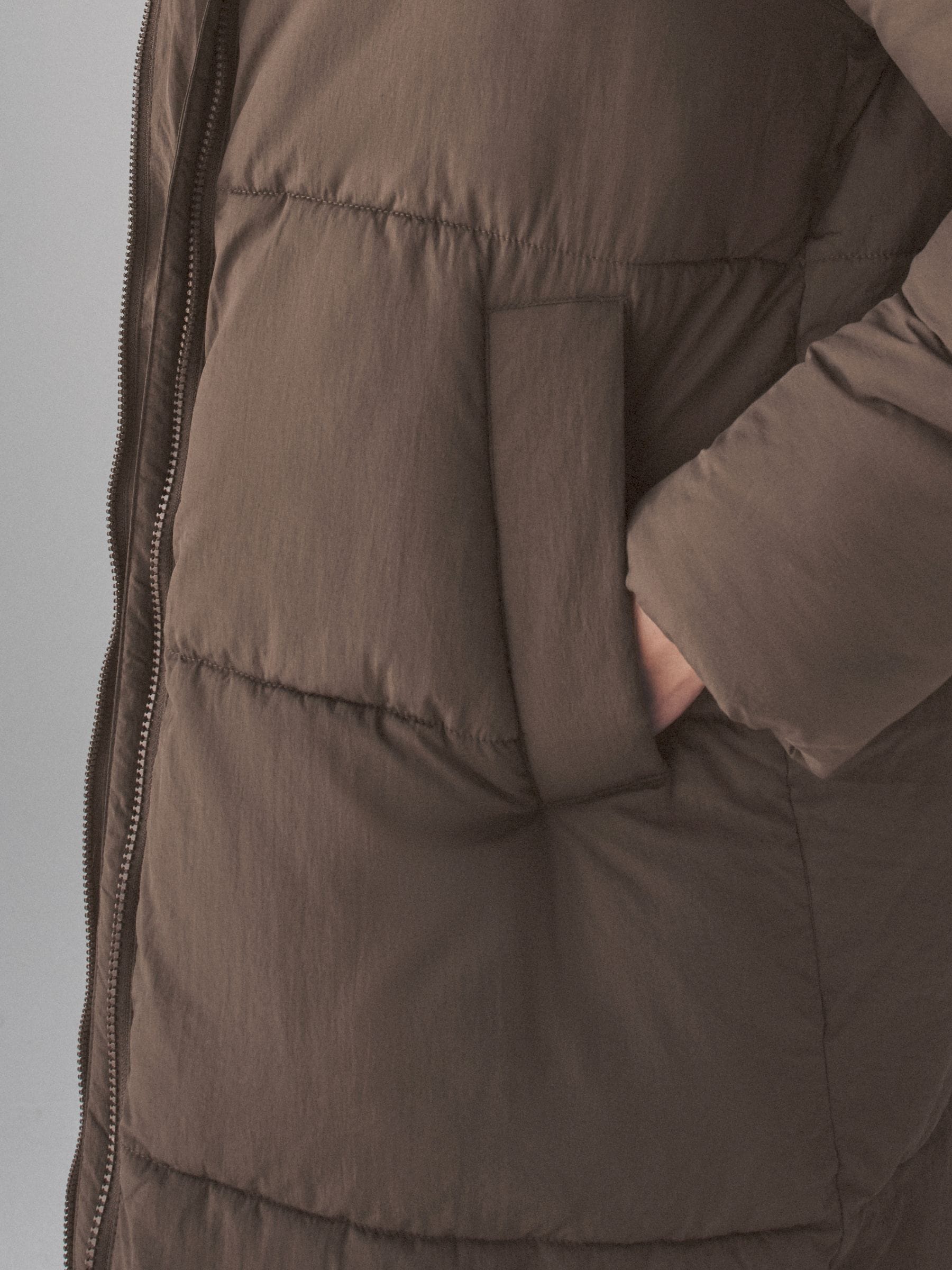 Taupe bruin - The Set Lange gewatteerde midi-jas met capuchon