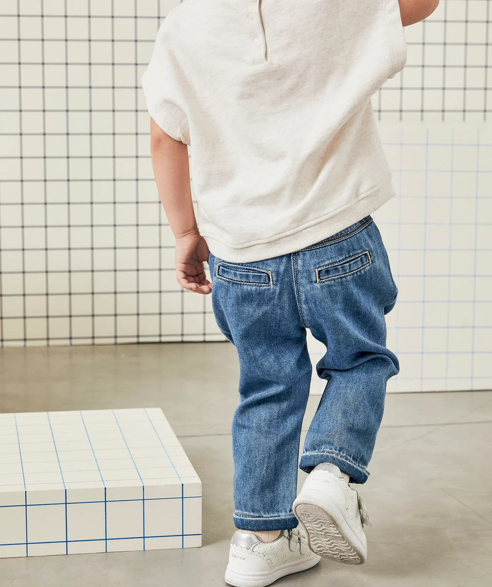 PANTALON RELAX BÉBÉ FILLE EN DENIM LOW IMPACT AVEC CEINTURE