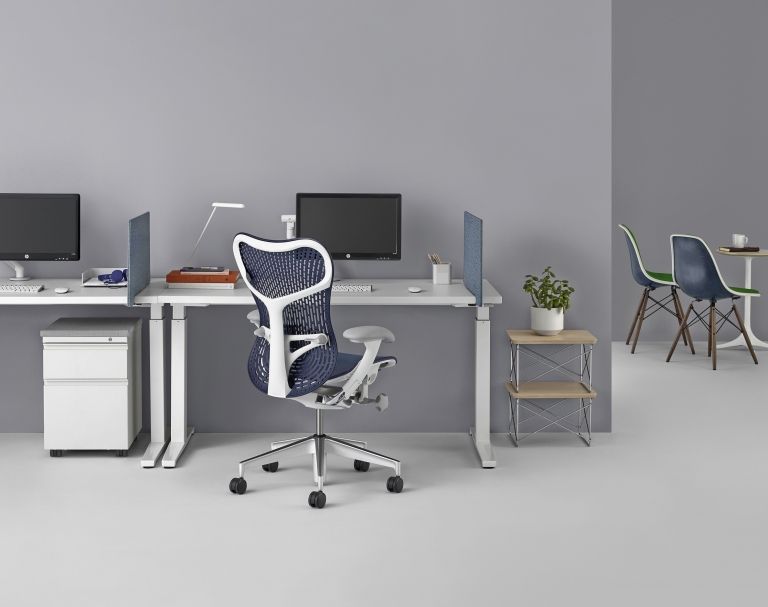 Herman Miller Mirra 2 bureaustoel zwart, grafiet onderstel, harde wielen
