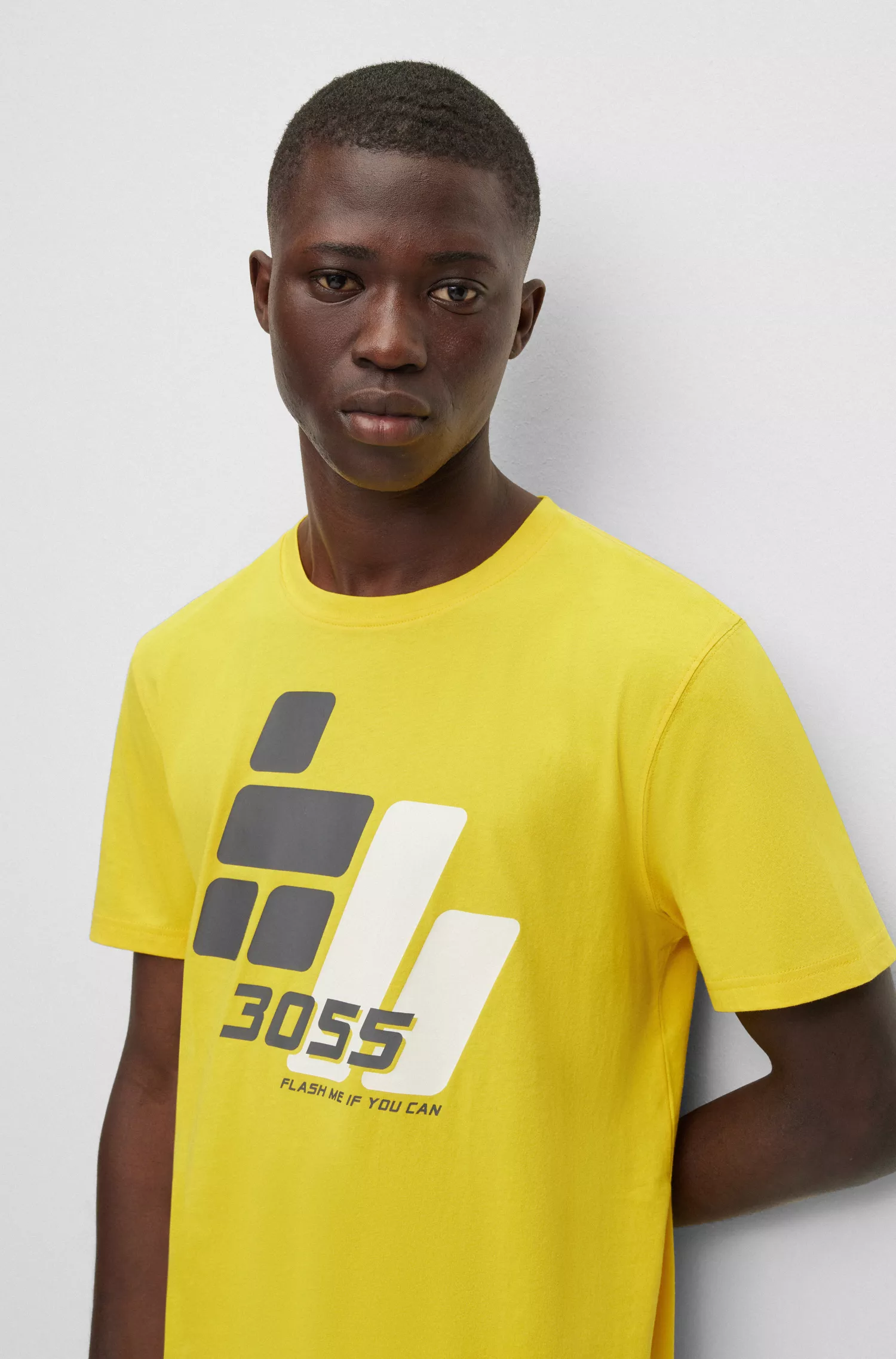 Camiseta BOSS laranja em malha de algodão com estampa inspirada em corridas.
