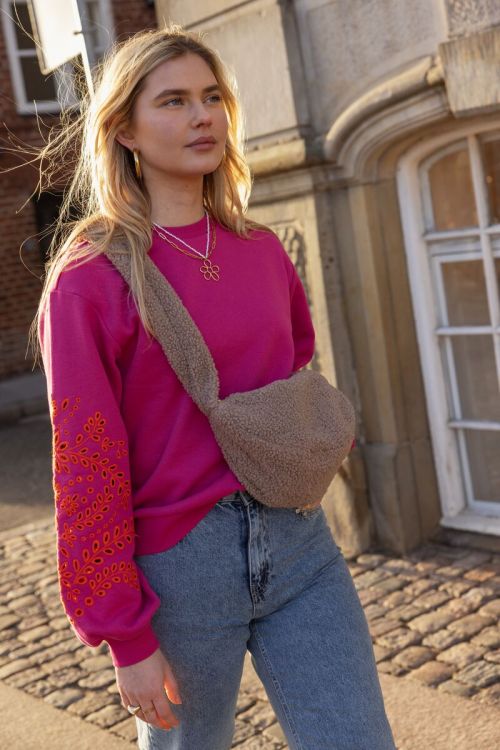 Roze sweater met embroidery mouwen