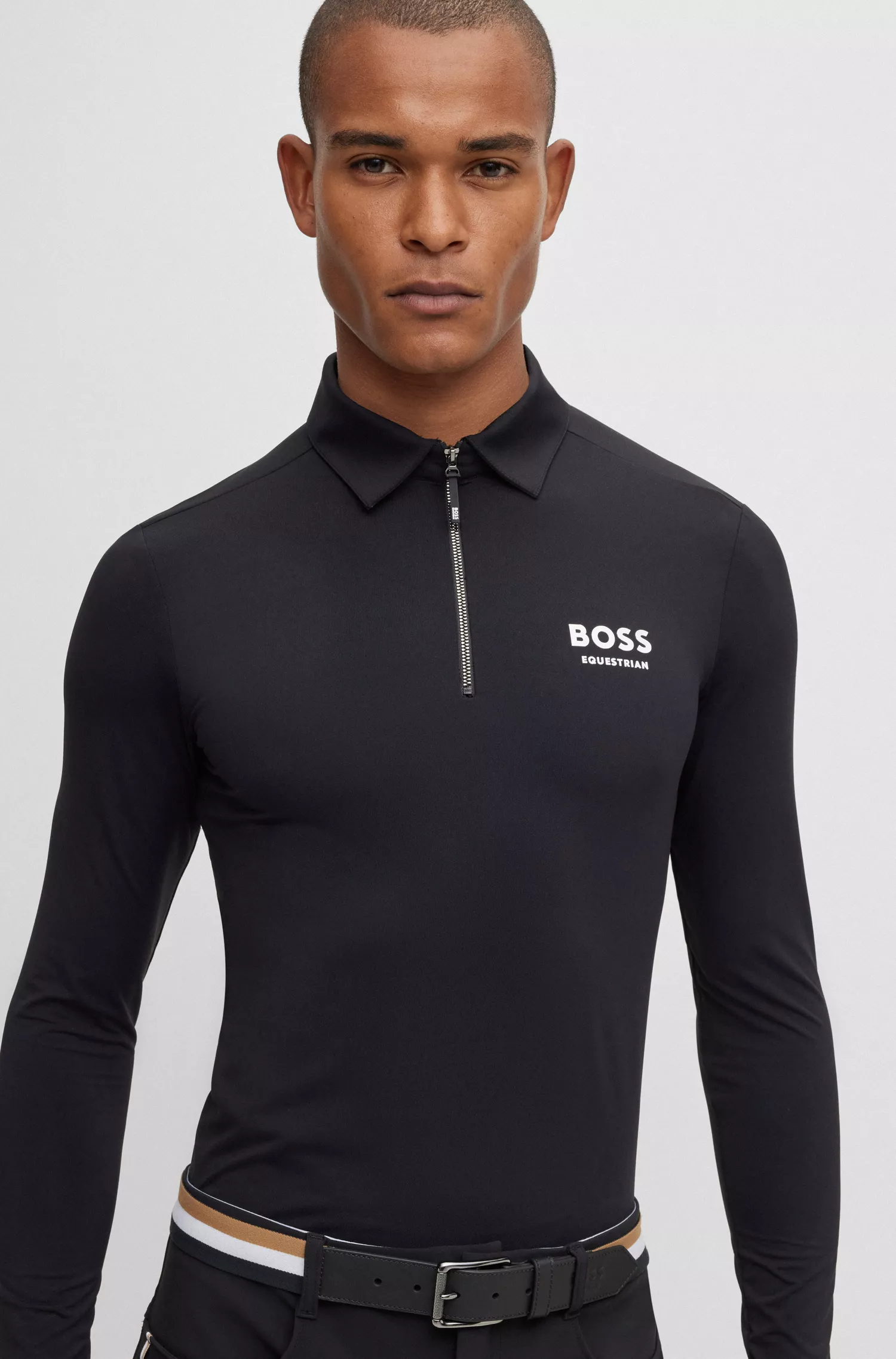 Camisa polo BOSS preta para treinamento equestre em tecido super elástico.