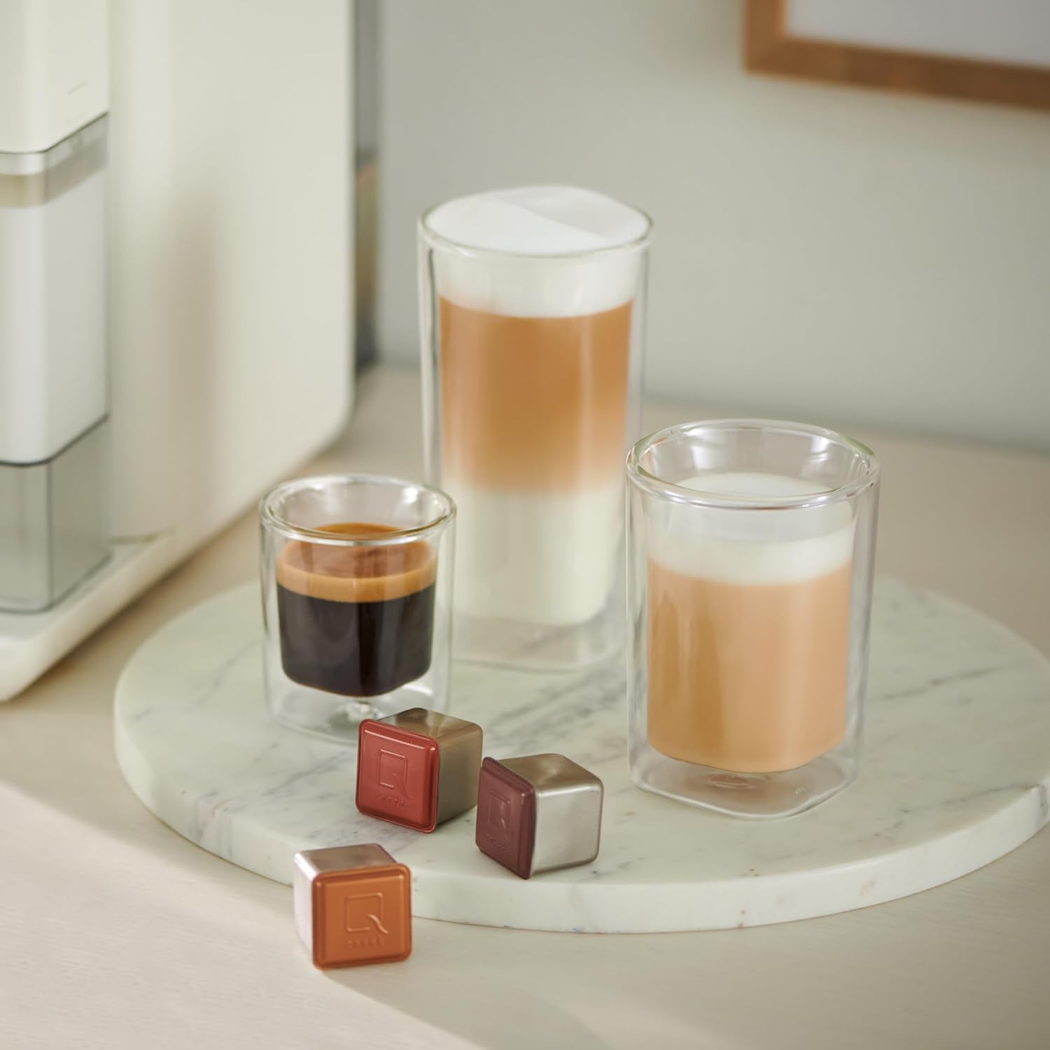 Tchibo Qbo MILK MASTER Premium Kapselmaschine inkl. 16 recyclebare Qbo Kapseln für Cappuccino, Espresso, Caffè Crema, Milchschaum auf Knopfdruck mit abnehmbarem Milchtank 300ml, White Cashmere