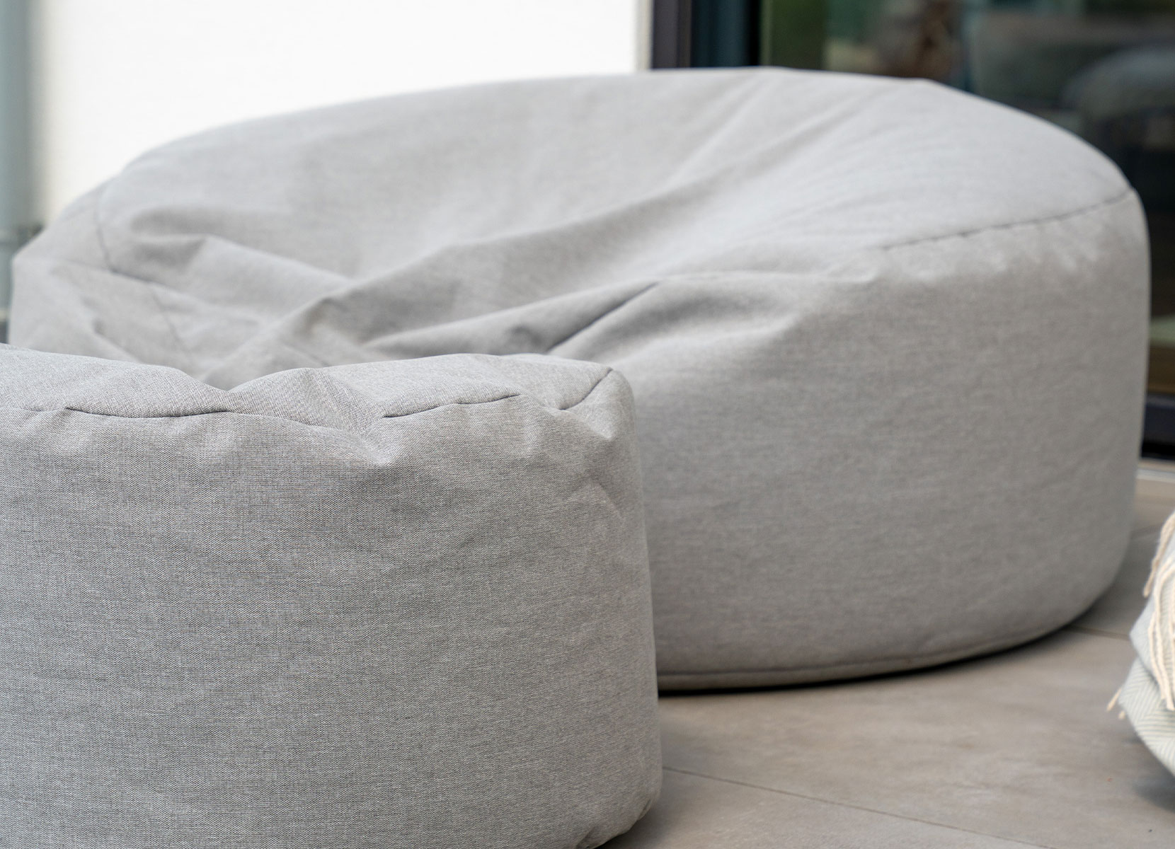 Home Deluxe CLOUD - XXL Outdoor Sitzsack mit Hocker Hellgrau