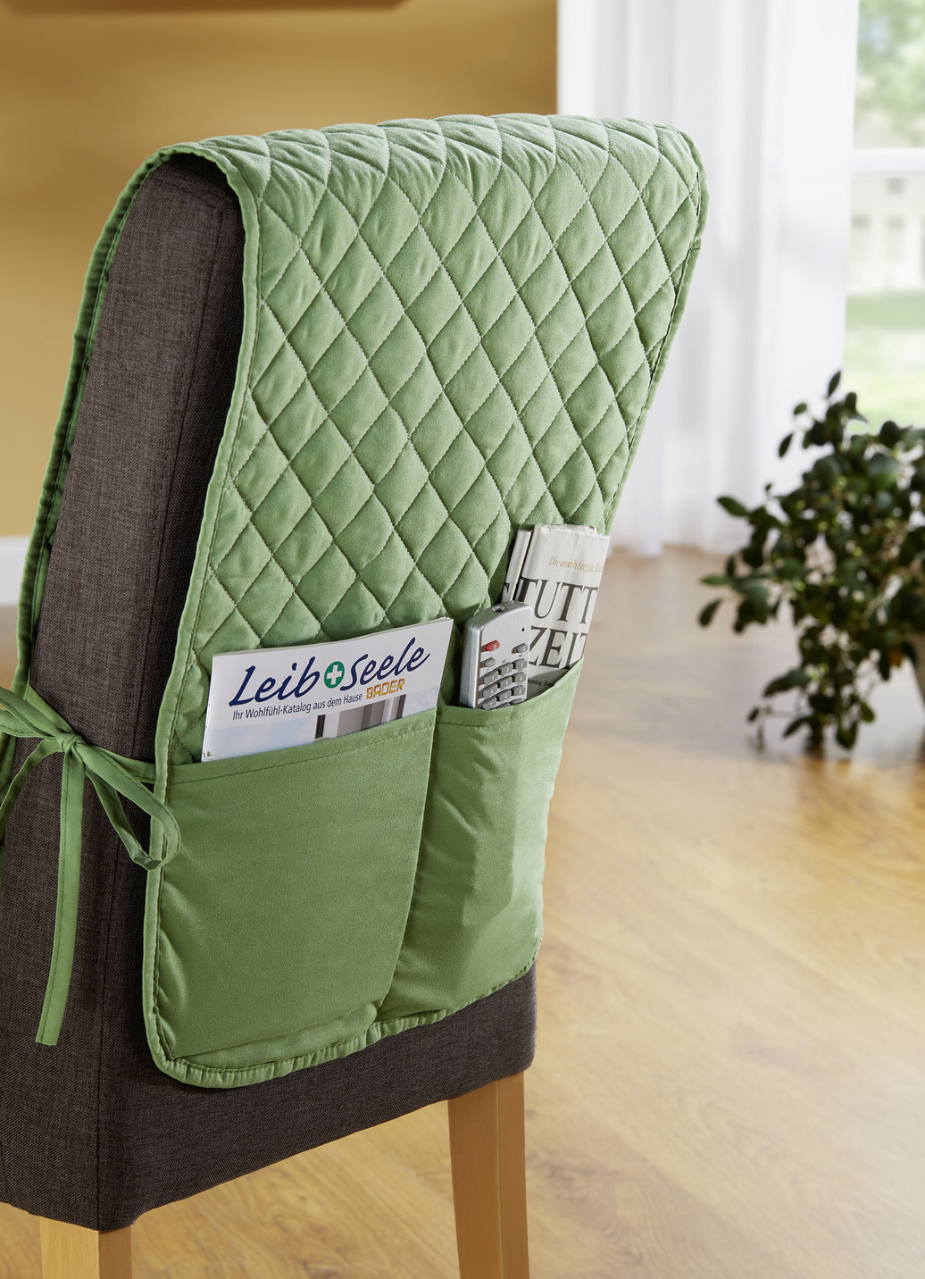 Stuhlhusse mit Taschen und Bandeinfassung