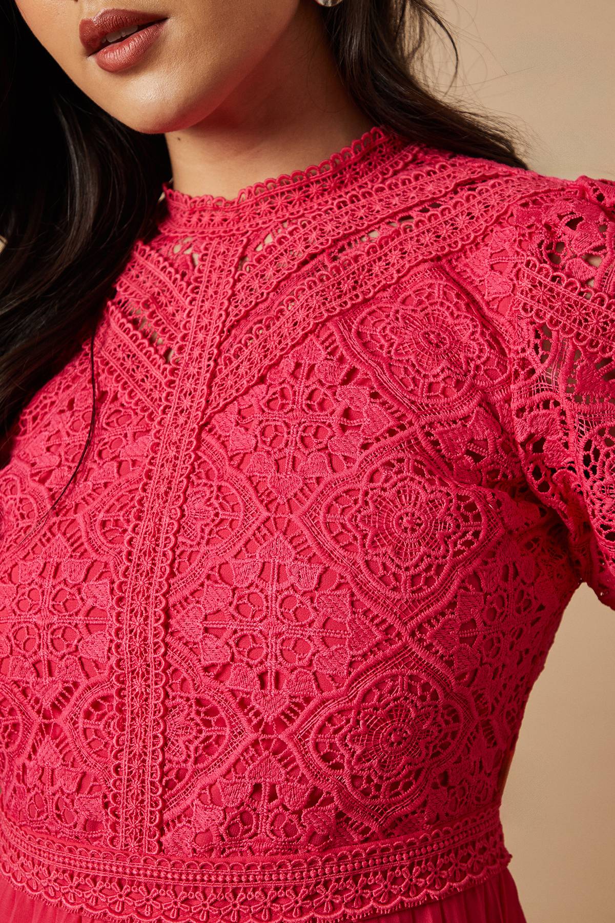 Oasis Robe Midi Plissée à Manches Bouffantes en Dentelle