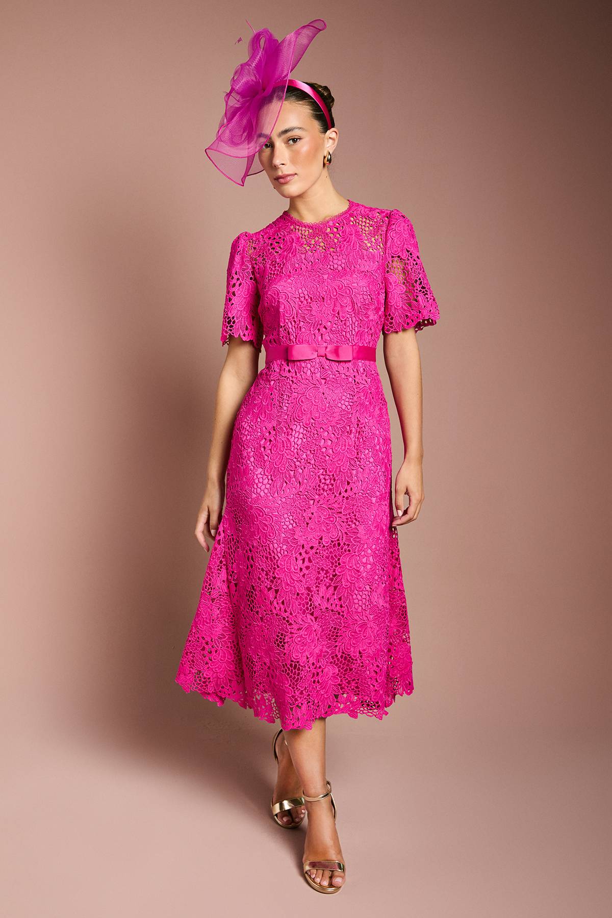 Coast Robe Mi-Longue en Dentelle avec Ceinture Nœud