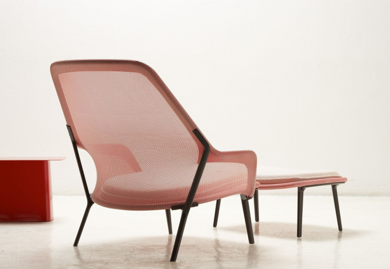 Vitra Slow chair met Ottoman loungestoel bruin/créme / poedercoating aubergine