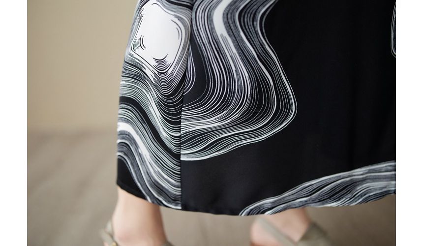 Shinobu - Midi-jurk met korte mouwen en print